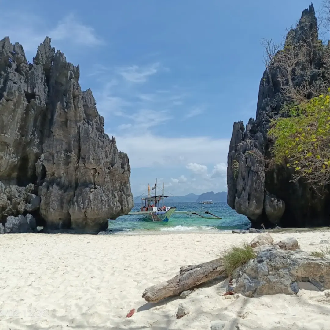 Limestone cliffs and white sand at Payong-Payong Beach, El Nido