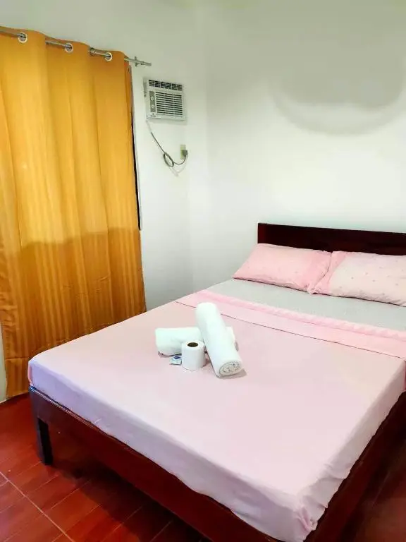 Two Seasons Inn — room