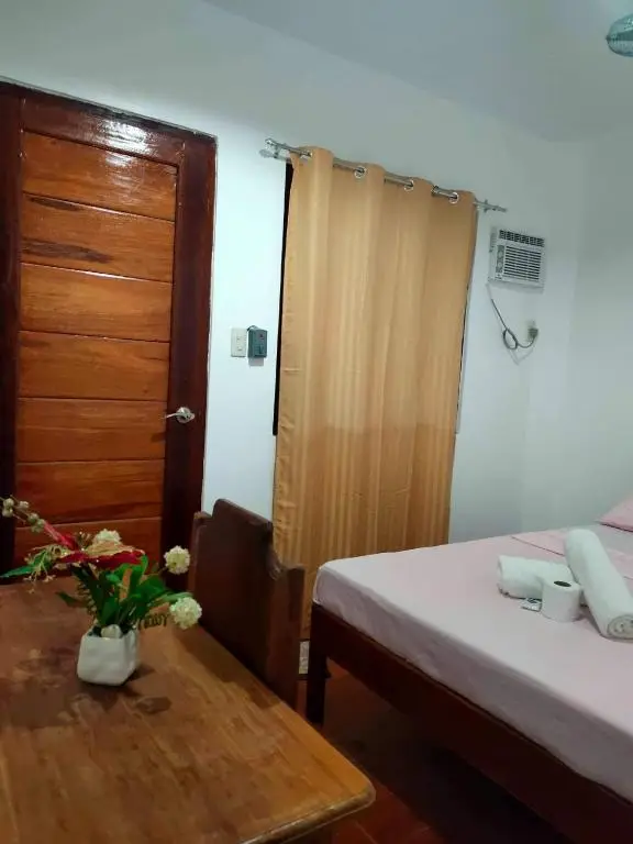 Two Seasons Inn — room
