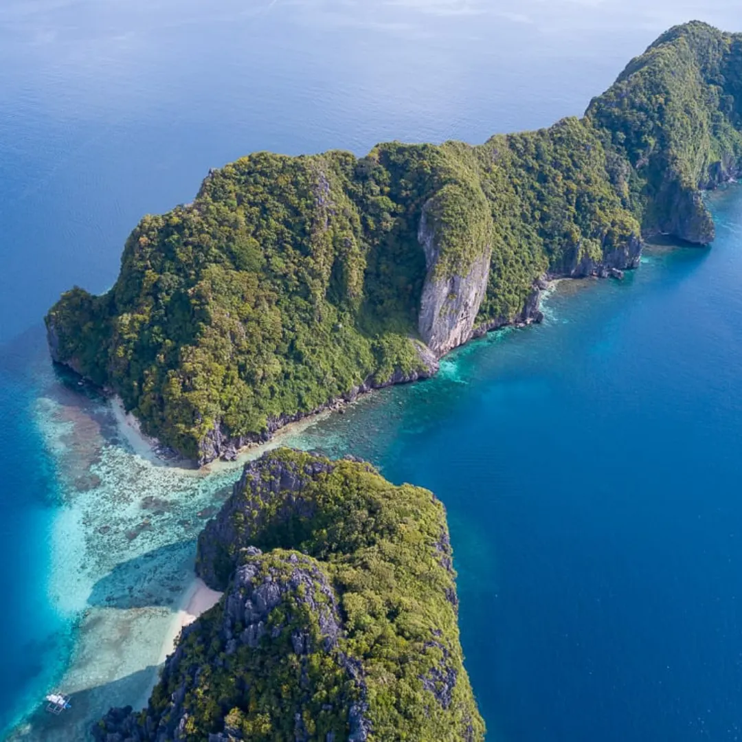 Aerial view of Shimizu Island and deep blue water, El Nido